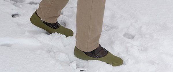 sur-chaussure antidérapant pour la neige mouillère